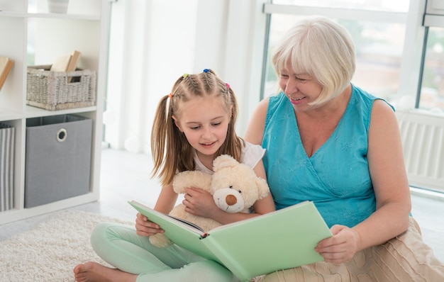 Cerca de la abuela leyendo cuentos para nieta