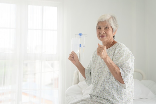 Cerca del abuelo paciente en cama de hospital