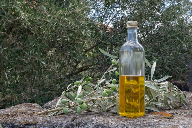 Cerca de aceite de oliva virgen en una botella de vidrio