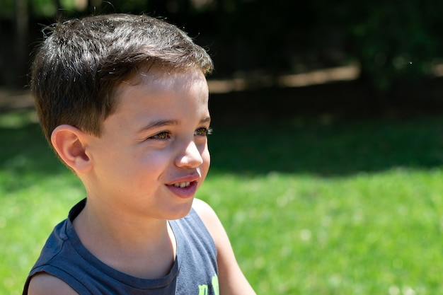 Cerca de un adorable joven apartar la mirada