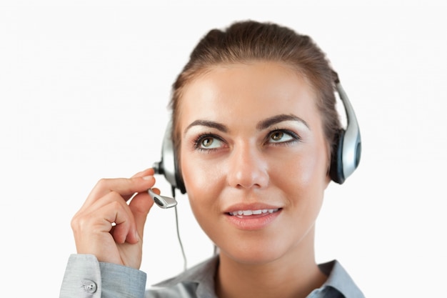 Cerca del agente de call center femenina escuchando de cerca