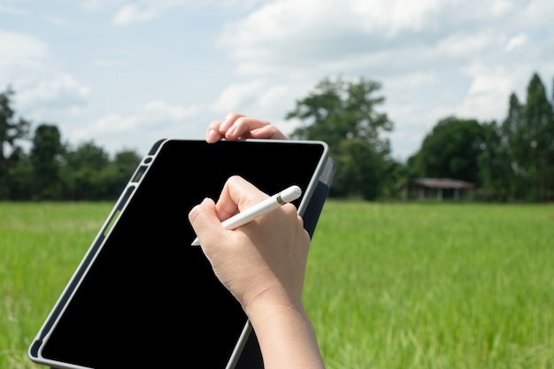 De cerca. agricultura 4.0 es el uso de tecnología para ayudar en la agricultura para ayudar a los agricultores a cultivar arroz