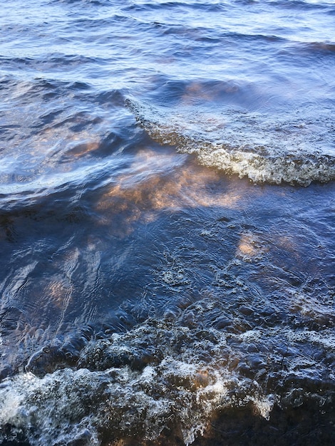 Cerca de agua salpicando olas