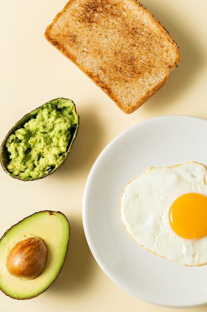 Cerca de aguacate y tostadas de huevo frito