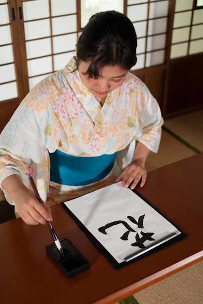 De cerca al maestro haciendo caligrafía japonesa, llamado shodo