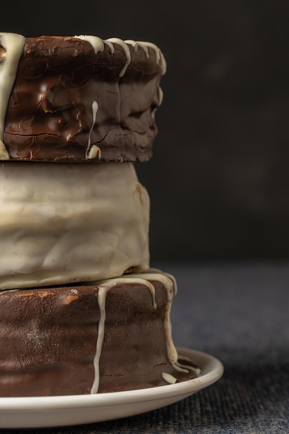 Cerca de alfajores en un plato Dulces típicos argentinos