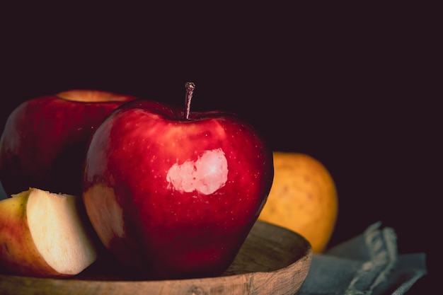 Foto cerca de algunas manzanas en una placa de madera