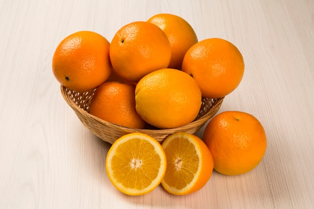 Cerca de algunas naranjas en una canasta. Fruta fresca.