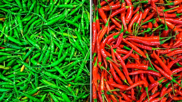 Cerca de algunos chiles rojos y verdes