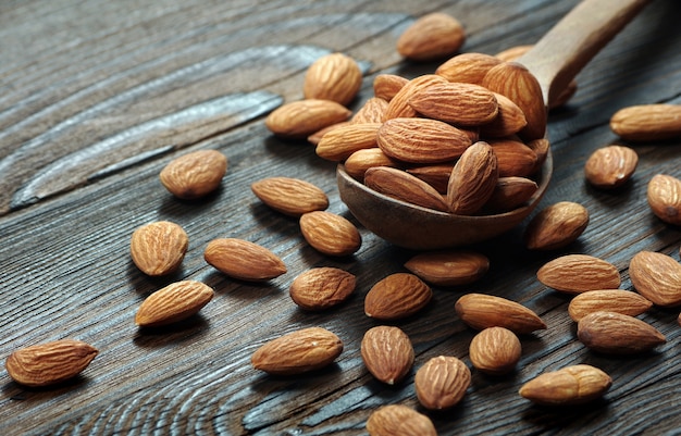 Cerca de almendras orgánicas en una cuchara