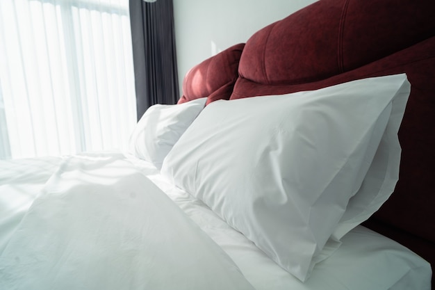 Cerca de almohadas en la cama en dormitorio moderno