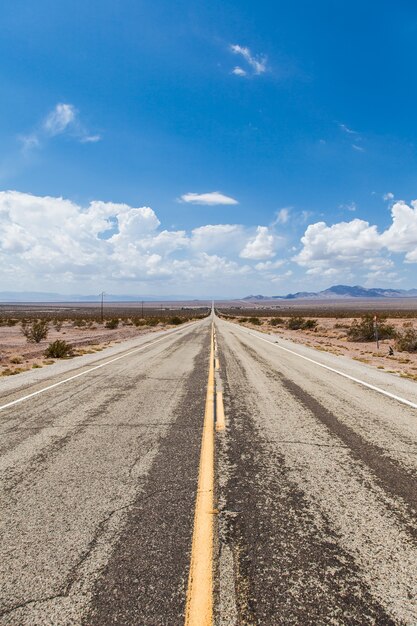 Cerca de Amboy (EE. UU.). Casco antiguo de la ruta 66 en medio del desierto