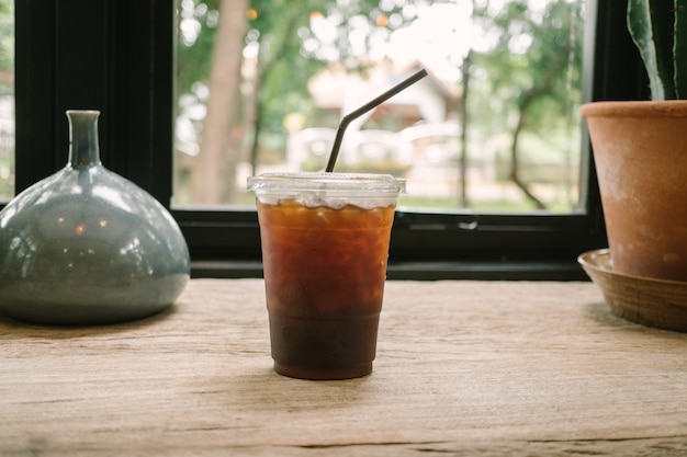 cerca americano del hielo en fondo de la cafetería.