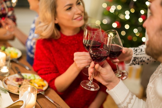 Cerca de amigos con vino celebrando la Navidad