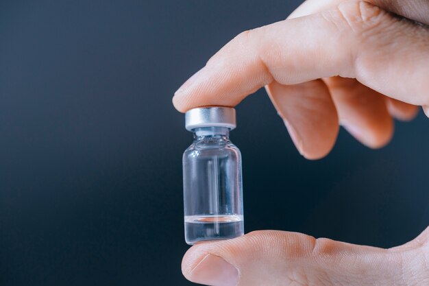 De cerca. ampolla con medicamento en la mano del médico. foto con espacio de copia.