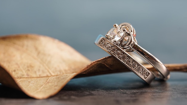 Cerca del anillo de diamantes de compromiso amor y concepto de boda