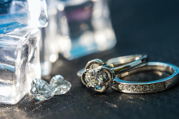 Cerca del anillo de diamantes de compromiso amor y concepto de boda