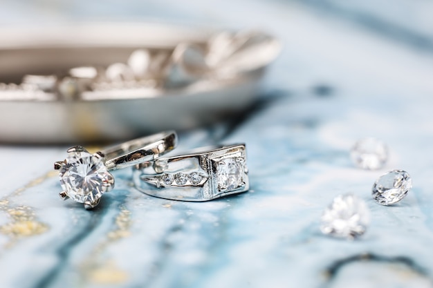 Cerca del anillo de diamantes de compromiso amor y concepto de boda