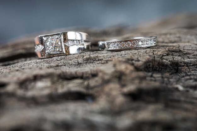 Cerca del anillo de diamantes de compromiso Concepto de amor y boda