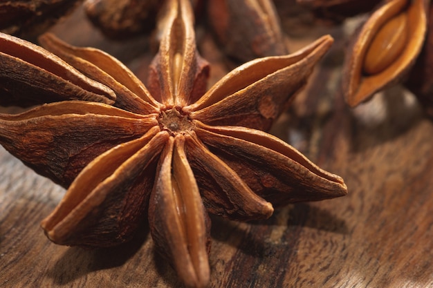 Cerca de anís estrellado sobre un fondo de madera