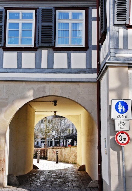 Foto cerca de una antigua casa de madera con un arco en backnang