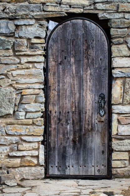 Cerca de la antigua puerta de madera con decoración de metal.