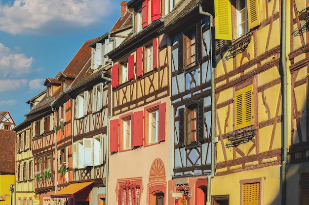 Cerca de antiguas casas de entramado de madera coloridas tradicionales en Colmar Alsacia rigion Francia