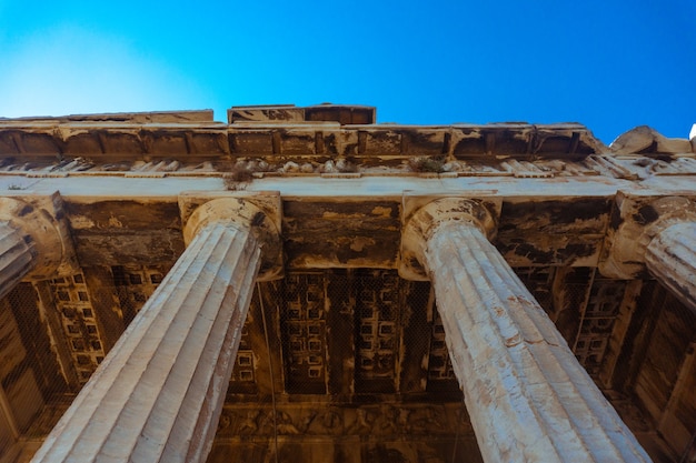 Cerca de las antiguas ruinas griegas