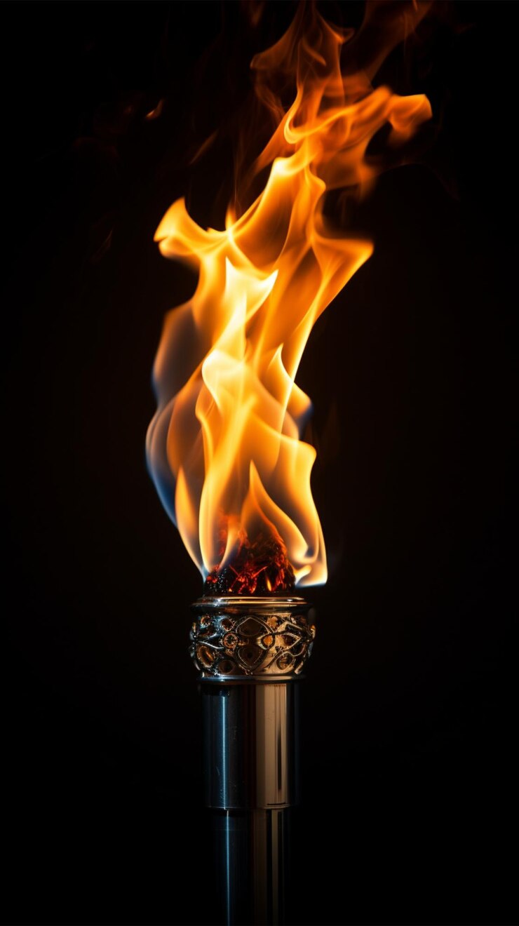 Foto cerca de la antorcha de fuego llamas vívidas perforan el negro hipnotizadoramente dinámico papel pintado móvil vertical