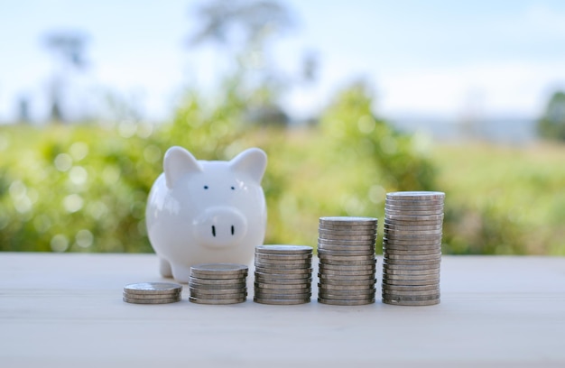 Foto cerca de apilar monedas con bokeh verde dinero ahorro y concepto de inversión ahorrar dinero para prepararse en el futuro suelo