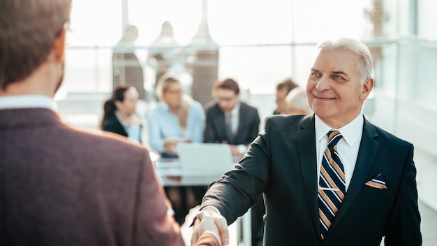 De cerca. apretón de manos confiable de gente de negocios. el concepto de cooperación