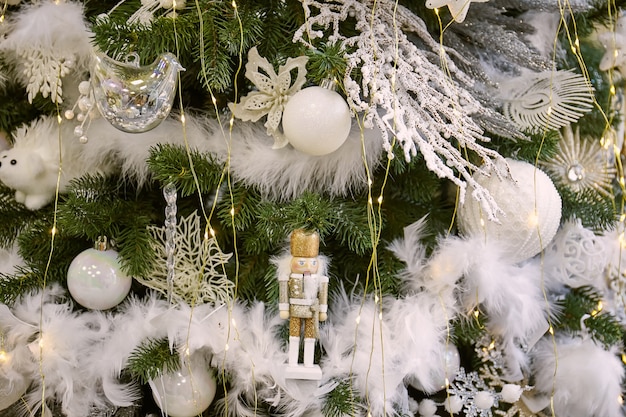 Cerca del árbol de Navidad con adornos blancos de adornos