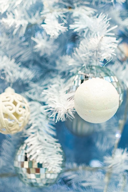 Cerca del árbol de Navidad con adornos blancos bodegón