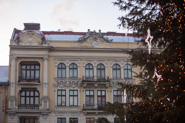 Cerca del árbol de navidad de la ciudad de Lviv