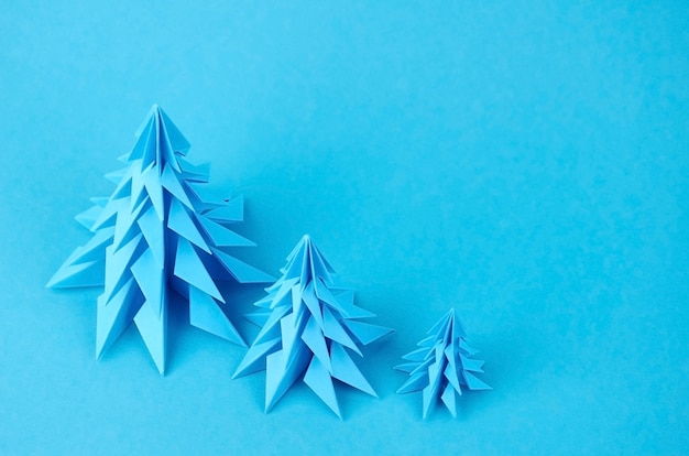 Cerca de árboles de Navidad de origami de papel azul