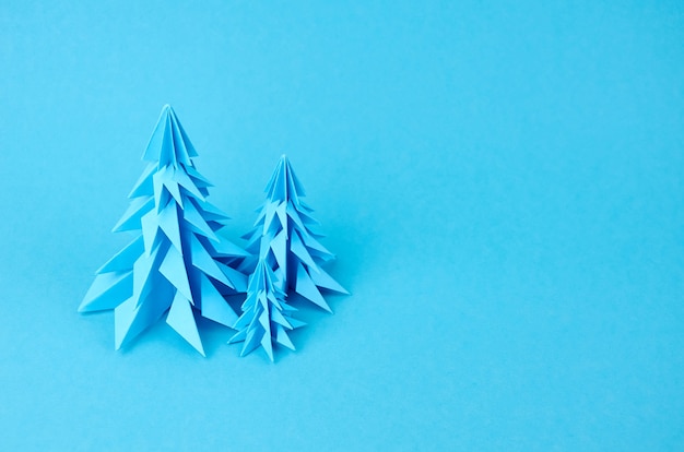 Cerca de árboles de Navidad de origami de papel azul