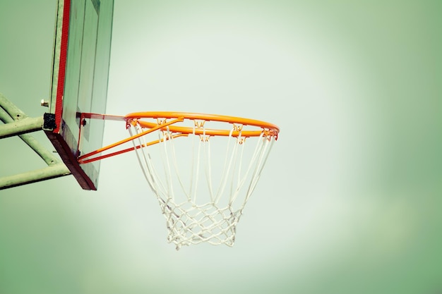 Foto cerca de un aro de baloncesto en tono vintage