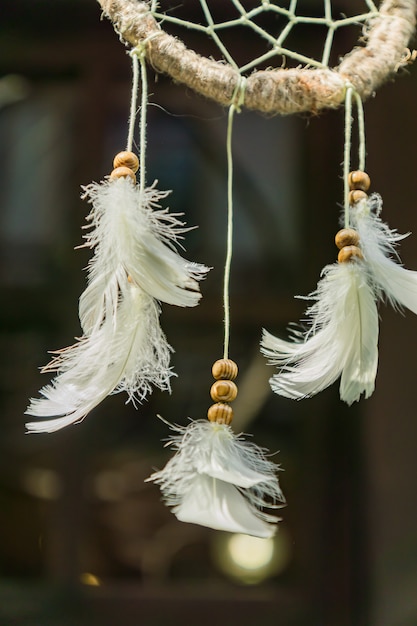 Cerca de un atrapasueños con plumas blancas