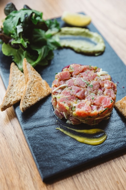 De cerca el atún aleta azul picante Tartare con salsa agridulce.