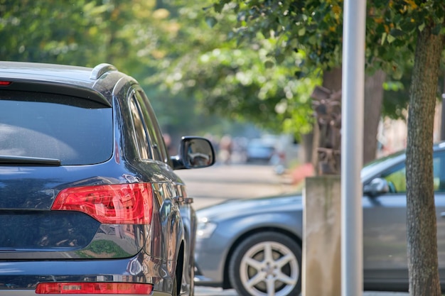 Cerca de un automóvil estacionado ilegalmente contra las reglas de tráfico en el lado de la calle peatonal de la ciudad.