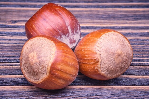 Cerca de avellanas sobre fondo de madera vieja