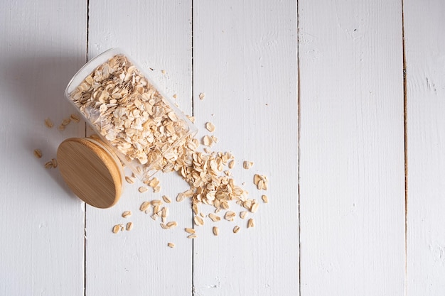 Cerca de avena avena granola sobre fondo blanco.