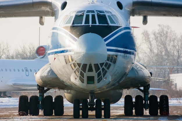 Cerca de un avión de carga de rodadura