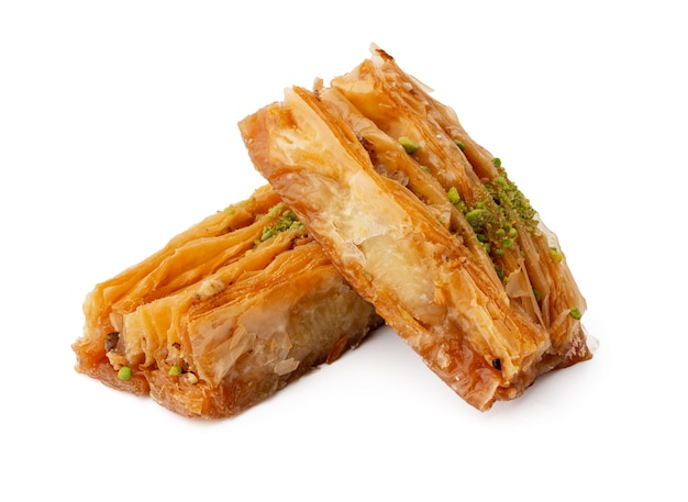 Cerca de baklava de postre turco aislado en blanco