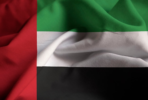 Cerca de la bandera de Emiratos Árabes Unidos con volantes