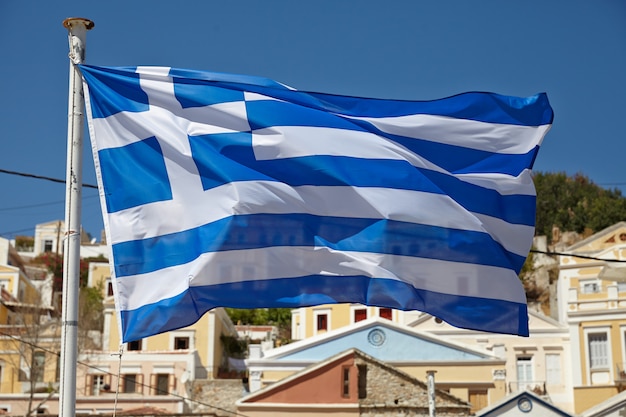 Cerca de la bandera griega en el viento