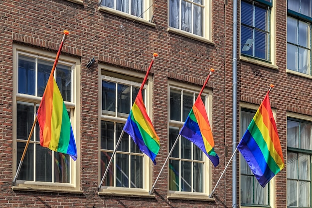 Cerca de las banderas del arco iris cerca de las ventanas