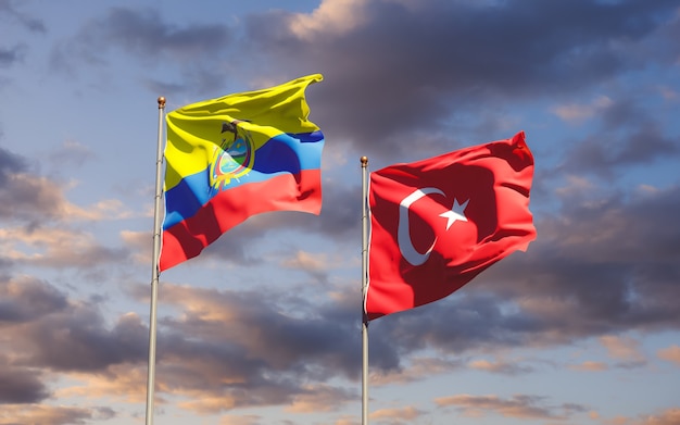 Cerca de banderas de Ecuador y Turquía