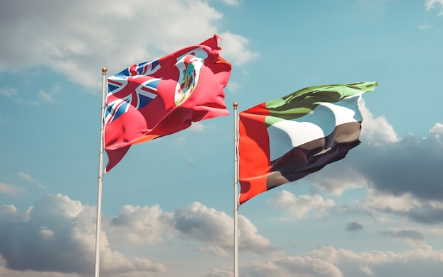 Cerca de banderas de los Emiratos Árabes Unidos y las Bermudas
