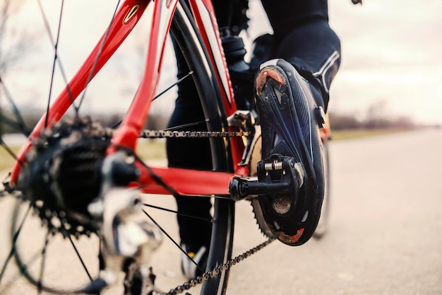 Cerca de bicicleta de pedaleo de pie